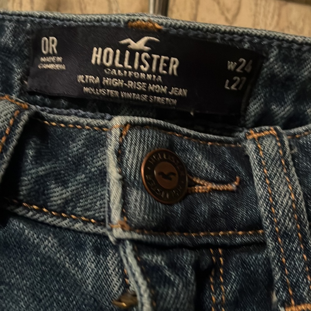 Hollister Ultra High Rise Mom Jeans - Picture 2 of 4